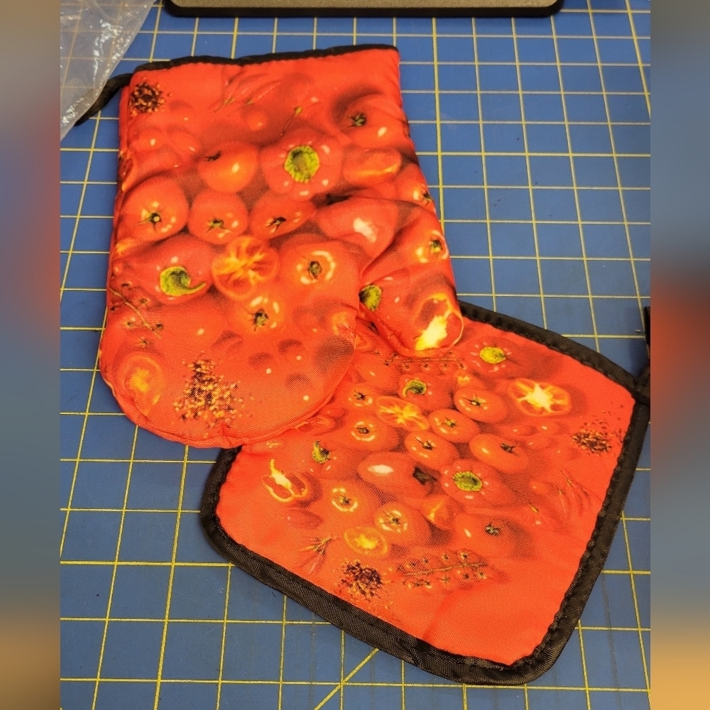 Tomato Print Oven Mitt 19" Pot Holder 6.5" Set